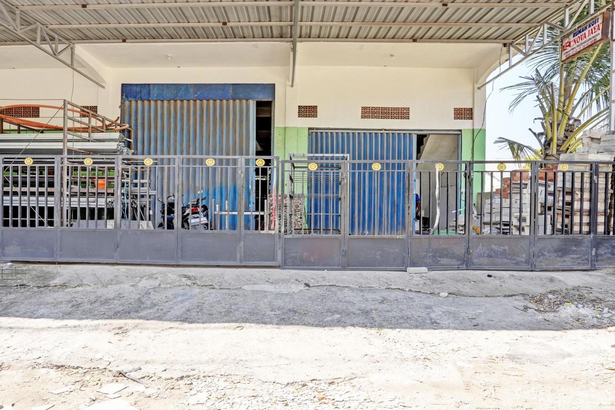 Oyo Life 93037 Nova Jaya Homestay Syariah Lamongan المظهر الخارجي الصورة